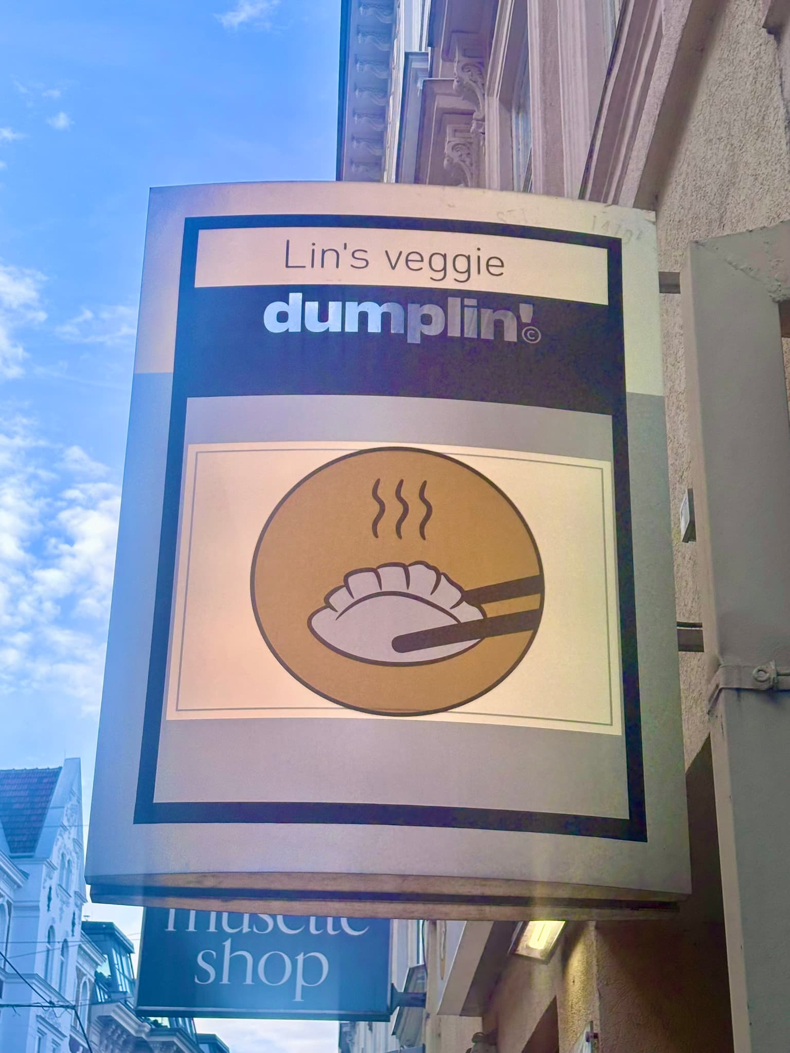 Lin's Veggie DUMPLIN' logo